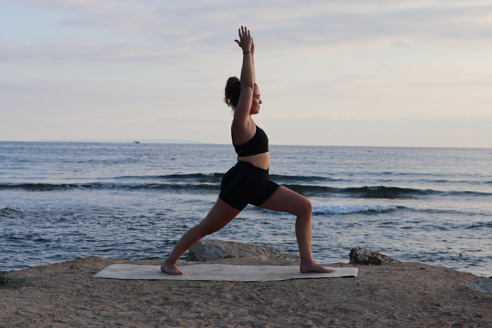 Ademhaling en meditatie voor een ontspannen lichaam en heldere geest met yoga. Boost de energie en productiviteit van je team met bedrijfsyoga of yoga op werk in de regio in Voorne aan Zee en regio Voorne Putten.